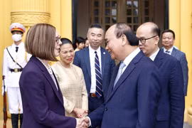 Sáng 14/11, tại Phủ Chủ tịch, Chủ tịch nước Nguyễn Xuân Phúc tiếp bà Kate Brown, Thống đốc bang Oregon, Hoa Kỳ đang thăm và làm việc tại Việt Nam. (Ảnh: Thống Nhất/TTXVN)