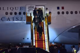 Tổng thống Pháp Francois Hollande đã đặt chân xuống Sân bay Quốc tế Nội Bài. (Ảnh: PV/Vietnam+)