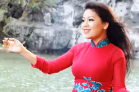 Ca sỹ Anh Thơ mặc chiếc áo dài 1 tỷ đồng trong liveshow đầu tiên