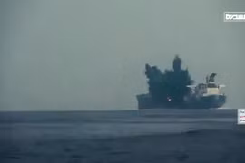 Khoảnh khắc thuyền không người lái Houthi đánh trúng tàu chở dầu của Anh