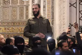 Abu Muhammad al-Jolani, thủ lĩnh HTS, có bài thuyết giảng tại nhà thờ Hồi giáo Umayad ở Damascus. (Ảnh: AFP)
