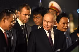 Khoảnh khắc Tổng thống Nga Putin rời chuyên cơ, bắt đầu thăm chính thức Việt Nam