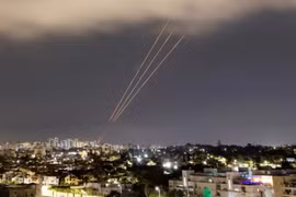 Hình ảnh về hoạt động phòng không của Iran chống lại đòn tấn công của Israel