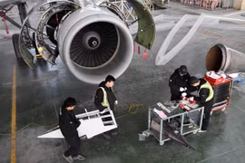 Nhân viên Tập đoàn Airbus hiệu chỉnh một phần động cơ tại chi nhánh của tập đoàn ở Lan Châu, tỉnh Cam Túc, Trung Quốc. (Ảnh: THX/TTXVN)