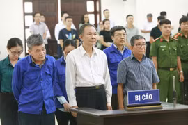 Bị cáo Lê Bạch Hồng (nguyên Thứ trưởng Bộ Lao động - Thương binh và xã hội, nguyên Tổng giám đốc BHXH Việt Nam) và đồng phạm nghe tòa tuyên án. (Ảnh: Doãn Tấn/TTXVN)