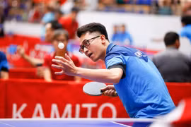 Vận động viên Cao Nhật Tân - Chi hội Nhà báo TTXVN thi đấu trận thứ ba ở nội dung đồng đội nam. (Ảnh: Trọng Đạt/TTXVN)