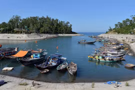 Âu Thuyền ở Cù Lao Chàm nằm giữa khu vực Bãi Làng và Bãi Ông, nơi neo đậu an toàn cho tàu thuyền khắp nơi vào mỗi khi có gió bão. (Ảnh: TTXVN)