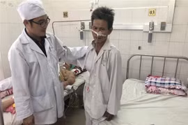 Sức khỏe bệnh nhân N.P.H (bên phải) sau 10 ngày phẫu thuật đã ổn định, có thể xuất viện trong vài ngày tới. (Ảnh: TTXVN phát)