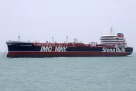 Tàu chở dầu Stena Impero của Anh thả neo tại Bandar Abbas, miền Nam Iran ngày 20/7/2019. (Ảnh: AFP/TTXVN)