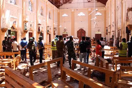 Lực lượng an ninh Sri Lanka điều tra tại hiện trường vụ đánh bom tại nhà thờ ở Negombo, phía bắc thủ đô Colombo, ngày 21/4/2019. (Ảnh: AFP/ TTXVN)