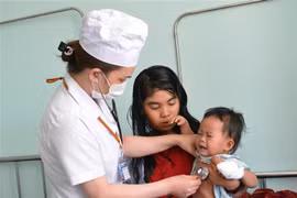 Bệnh nhân sởi điều trị tại Bệnh viện Đa khoa huyện Cư M’gar (Đắk Lắk). (Ảnh: Tuấn Anh/TTXVN)