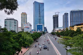 Giao thông trên tuyến đường Nguyễn Chí Thanh. (Ảnh: Thành Đạt/TTXVN)