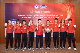Các nữ cầu thủ trong buổi Lễ Vinamilk tặng thưởng và chúc mừng đội tuyển đạt chức vô địch Đông Nam Á 2019. (Nguồn: Vietnam+)