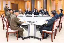 Hội nghị ba bên đầu tiên giữa đại diện hai miền Triều Tiên và Bộ Tư lệnh Liên hợp quốc (UNC) ở làng đình chiến Panmunjom. (Ảnh: YONHAP/ TTXVN)