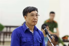 Bị cáo Lê Bạch Hồng (sinh năm 1954, nguyên Thứ trưởng Bộ Lao động - Thương binh và Xã hội, nguyên Tổng Giám đốc Bảo hiểm Xã hội Việt Nam) khai báo lý lịch. (Ảnh: Văn Điệp/TTXVN)