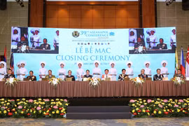 Trưởng đoàn 10 nước thành viên ASEANAPOL ký Thông cáo chung. (Ảnh: TTXVN)