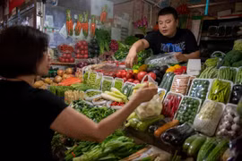 Một quầy bán rau quả tại chợ ở Bắc Kinh của Trung Quốc. (Ảnh: AFP/TTXVN)