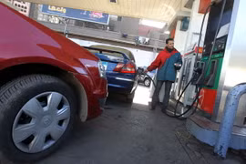 Tại một cửa hàng bán xăng ở thủ đô Cairo của Ai Cập. (Ảnh: AFP/TTXVN)