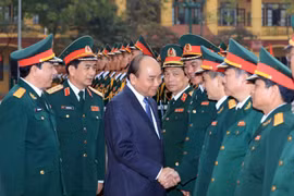 Thủ tướng Nguyễn Xuân Phúc với các cán bộ, sỹ quan chỉ huy Bộ Tư lệnh Binh chủng Tăng Thiết giáp. (Ảnh: Thống Nhất/TTXVN)