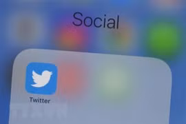 Biểu tượng Twitter trên màn hình điện thoại di động. (Nguồn: AFP/TTXVN)