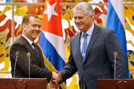 Chủ tịch Hội đồng Nhà nước và Hội đồng Bộ trưởng Cuba Miguel Diaz-Canel (phải) và Thủ tướng Nga Dmitry Medvedev trong cuộc gặp tại La Habana, ngày 3/10 vừa qua. (Ảnh: AFP/TTXVN)