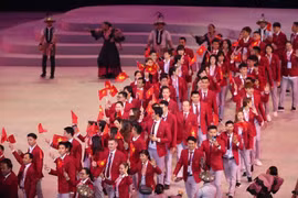 Đoàn thể thao Việt Nam diễu hành trong lễ khai mạc với 856 thành viên, tranh tài ở hơn 40 nội dung. (Ảnh: Hoàng Linh/TTXVN)