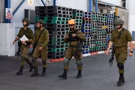 Binh sỹ Israel tuần tra gần thành phố Ashkelon, giáp giới với Dải Gaza ngày 13/11. (Ảnh: THX/TTXVN)