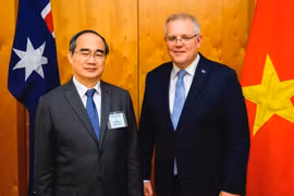 Bí thư Thành ủy Thành phố Hồ Chí Minh Nguyễn Thiện Nhân chào xã giao Thủ tướng Scott Morrison. (Ảnh: Nguyễn Minh/TTXVN)