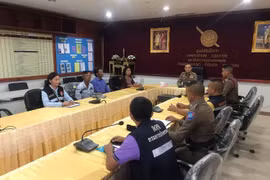 Hai ngư dân Lâm Văn Còn và Dương Văn Hải tại đồn cảnh sát huyện Pak Phanang thuộc tỉnh Nakhon Si Thammarat của Thái Lan. (Ảnh: TTXVN phát)