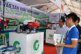 Các doanh nghiệp, đơn vị giới thiệu các thiết bị, sản phẩm khoa học công nghệ. (Ảnh: Ngọc Thiện/TTXVN)