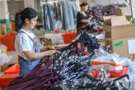 Công nhân làm việc trong một nhà máy dệt may ở tỉnh Phúc Kiến của Trung Quốc. (Ảnh: AFP/TTXVN)
