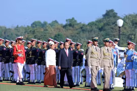 Thủ tướng Nguyễn Xuân Phúc và Tổng thống Win Myin duyệt đội danh dự. (Ảnh: Thống Nhất/TTXVN)