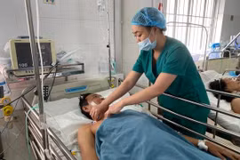 Bệnh nhân đã tỉnh táo và đang được chăm sóc tại giường bệnh. (Ảnh: TTXVN phát)