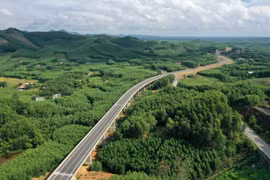 Một đoạn cao tốc Bắc-Nam đã được hoàn thành. (Ảnh: Hồ Cầu/TTXVN)