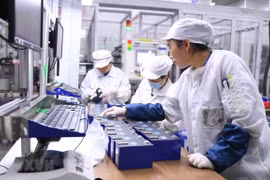 Công nhân làm việc tại nhà máy ở Ninh Đức, tỉnh Phúc Kiến, Đông Nam Trung Quốc. (Ảnh: THX/TTXVN)