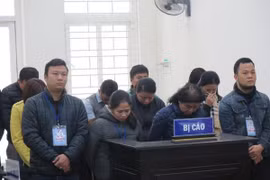 Trao Bằng khen của UBND tỉnh Hà Nam tặng 5 nữ cầu thủ. (Ảnh: Nguyễn Chinh/TTXVN)