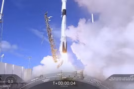 Tên lửa Falcon 9 mang theo 60 vệ tinh nhỏ rời bệ phóng ở căn cứ không quân Mũi Canaveral, bang Florida, Mỹ ngày 11/11 vừa qua. (Ảnh: AFP/TTXVN)