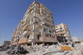 Một tòa nhà bị hư hại sau trận động đất ở tỉnh Kermanshah, miền Tây Iran ngày 15/11 vừa qua. (Ảnh: AFP/TTXVN)