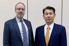 Trưởng đoàn đàm phán Hàn Quốc Jeong Eun-bo (phải) và người đồng cấp Mỹ James DeHart tại vòng đàm phán chia sẻ chi phí quân sự ở Seoul ngày 17/12. (Ảnh: Yonhap/ TTXVN)
