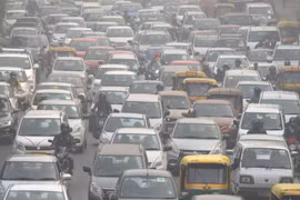 Các phương tiện di chuyển trên đường phố tại New Delhi của Ấn Độ. (Ảnh: AFP/TTXVN)