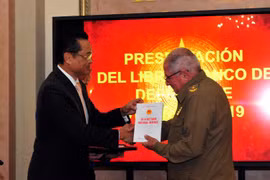 Đại sứ Việt Nam tại Cuba Nguyễn Trung Thành trao tặng Sách trắng Quốc phòng Việt Nam 2019 cho Thượng tướng Alvaro Lopez Miera, Ủy viên Bộ Chính trị, Tổng tham mưu trưởng và Thứ trưởng thứ nhất Bộ Các lực lượng vũ trang cách mạng Cuba. (Ảnh: Vũ Lê Hà/TTXVN