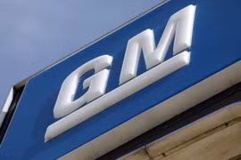 Biểu tượng General Motors tại nhà máy ở Flint, Michigan, Mỹ. (Ảnh: AFP/TTXVN)