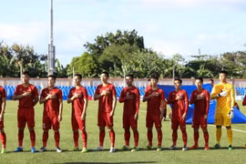 Đội U22 Việt Nam chào cờ trước trận đấu. (Ảnh: Hoàng Linh/TTXVN)
