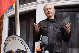 Nhà sáng lập WikiLeaks Julian Assange tại Đại sứ quán Ecuador ở London (Anh) ngày 19/5/2017. (Ảnh: AFP/TTXVN)
