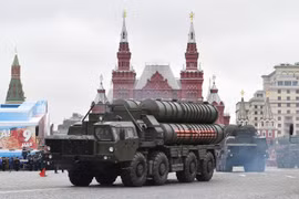 Hệ thống phòng thủ tên lửa S-400 tại lễ diễu binh kỷ niệm Ngày Chiến thắng trên Quảng trường Đỏ thủ đô Moskva, Nga tháng 5/2017. (Ảnh: AFP/TTXVN)