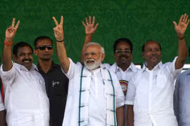 Thủ tướng Narendra Modi (giữa) trong chiến dịch vận động bầu cử ở Chennai, Ấn Độ ngày 6/3. (Nguồn: AFP/TTXVN)