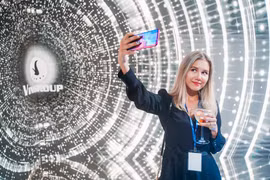Thiếu nữ Nga thích thú selfie bằng điện thoại Vsmart.