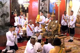 Nhà vua Thái Lan Maha Vajiralongkorn - Rama X mặc vương phục và đội vương miện trong Lễ Đăng quang ở thủ đô Bangkok ngày 4/5/2019. (Ảnh: AFP/TTXVN)