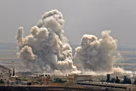 Khói bốc lên sau một cuộc không kích ở tỉnh Idlib ngày. (Ảnh: AFP/TTXVN)