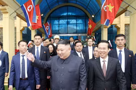 Người dân Lạng Sơn vui mừng vì gặp Chủ tịch Triều Tiên Kim Jong-un. (Nguồn: TTXVN)